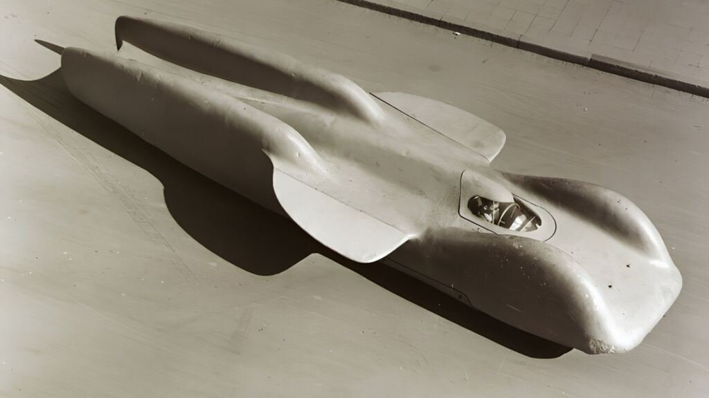 Mercedes-Benz T 80 tinha seis rodas, motor aeronáutico V12 de 44,5 litros e meta de 650 km/h, mas a guerra encerrou o projeto antes da estreia.