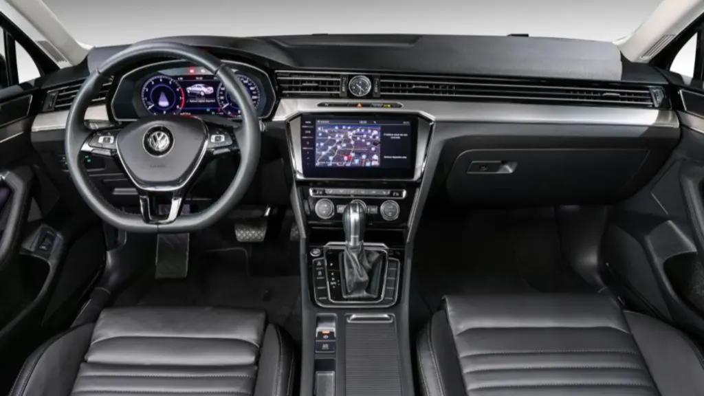 Passat Highline 2019 custa R$ 141.630 na Fipe, R$ 10.760 abaixo do Virtus Comfortline 0 km, com motor 2.0 TSI de 220 cv e câmbio DSG.