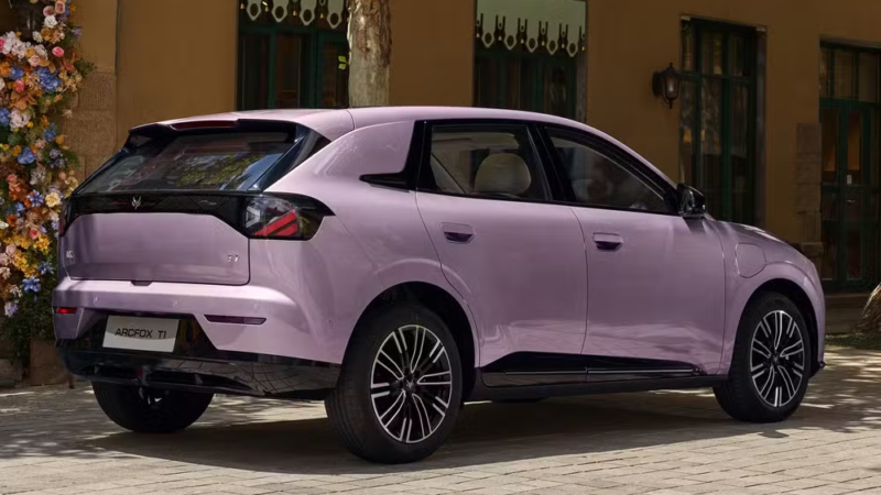 Baic estreia no Brasil no Festival Interlagos com Arcfox T1 e T5, mirando elétricos compactos e SUVs já vendidos no país no Brasil.