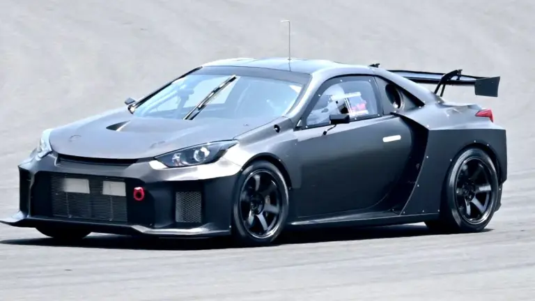 Toyota MR2 pode voltar em 2028 com motor central e tração integral; novo 2.0 turbo é testado e o projeto mira até 600 cv nas pistas.
