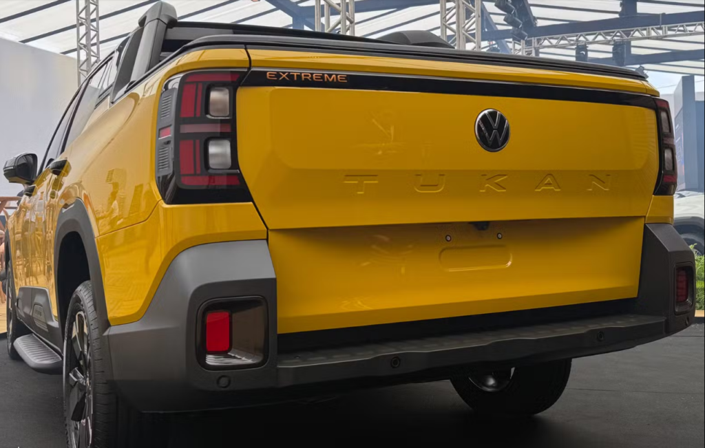 Volkswagen Tukan aparece sem camuflagem em Barretos e prepara estreia nacional em 2027 com motor híbrido flex e versões de trabalho.