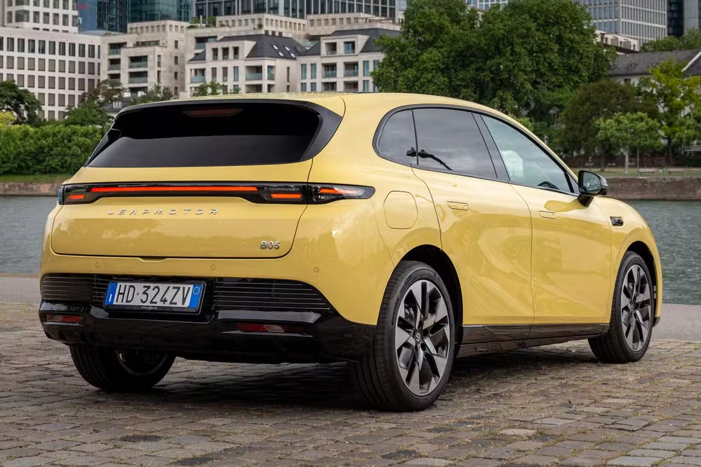 Leapmotor B05 pode chegar ao Brasil após teste no Festival Interlagos; hatch elétrico tem 218 cv, tração traseira e até 482 km de autonomia.