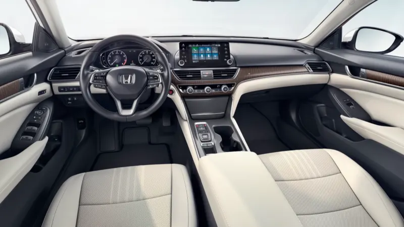 Honda Accord híbrido 2021 caiu R$ 119 mil desde o lançamento, custa R$ 180.877 na Fipe e faz até 17,6 km/l na cidade no Brasil em 2026.