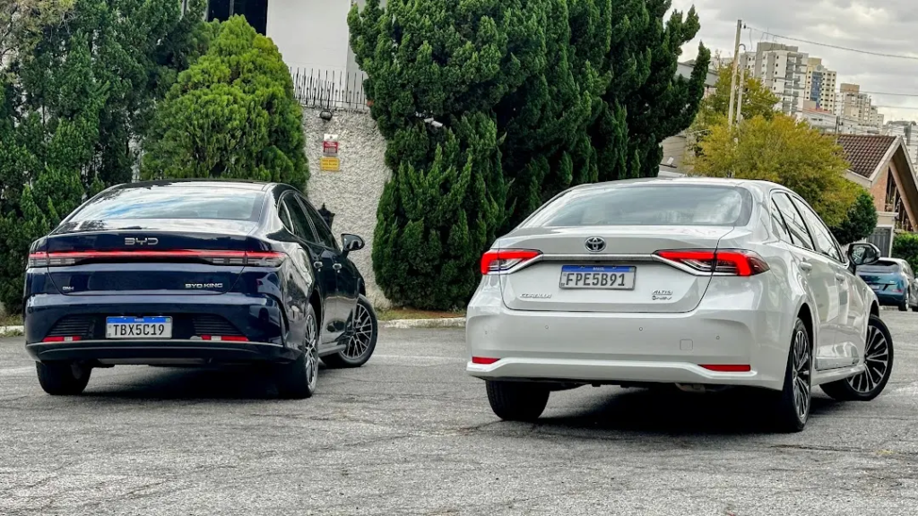 Comparativo mostra BYD King GS mais barato e potente que Corolla Altis Premium, mas Toyota leva vantagem em chassi, revisões e garantia.