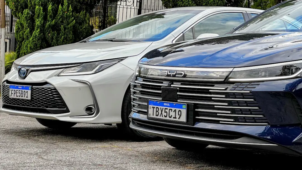 Comparativo mostra BYD King GS mais barato e potente que Corolla Altis Premium, mas Toyota leva vantagem em chassi, revisões e garantia.