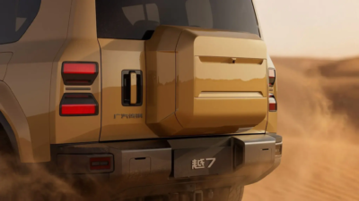 Novo SUV híbrido da GAC tem visual inspirado em Defender, HUD de 1,1 metro, botões físicos e autonomia elétrica de até 188 km na China.