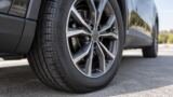 Pneu e roda de automóvel sem identificação de marca.