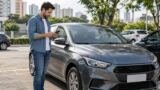 Proprietário consulta informações do veículo pelo celular ao lado de um carro