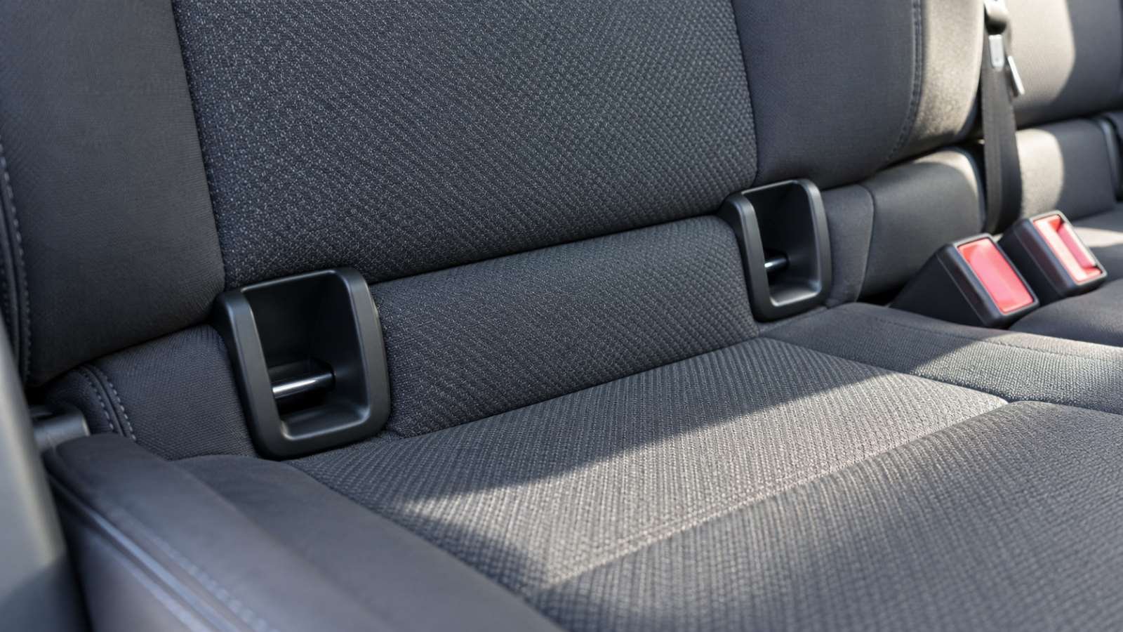 Pontos de ancoragem ISOFIX entre o assento e o encosto traseiro