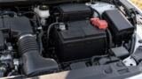 Bateria de 12 volts em cofre de motor de carro