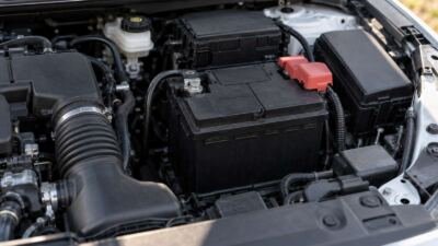 Bateria de 12 volts em cofre de motor de carro