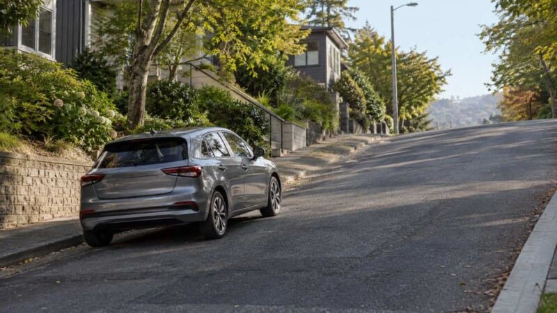 Carro estacionado em uma rua inclinada