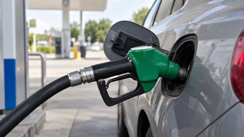 Bico de combustível inserido no tanque de um carro