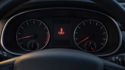 Painel de carro com símbolo de temperatura do motor aceso