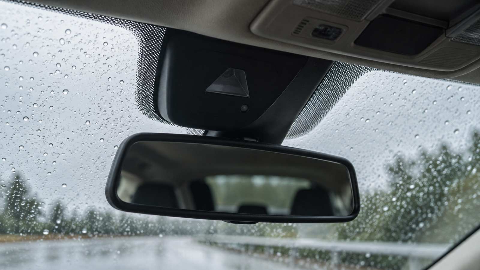 Área do para-brisa próxima ao retrovisor onde pode ficar o sensor de chuva