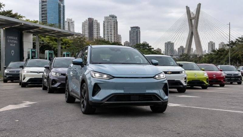 Carros elétricos alinhados diante de uma estação de recarga, com um BYD em primeiro plano.