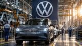 Linha de montagem da Volkswagen com um SUV em primeiro plano e funcionários ao redor.